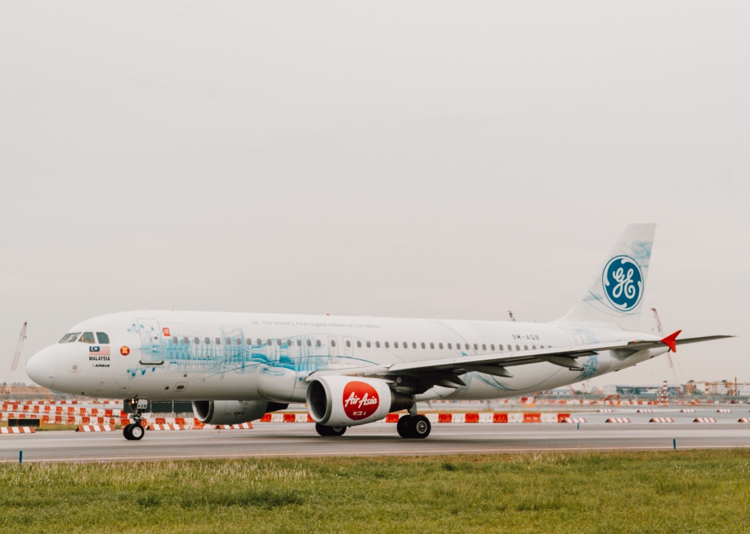 ge logo on airasia tailfin, singapore changi airport