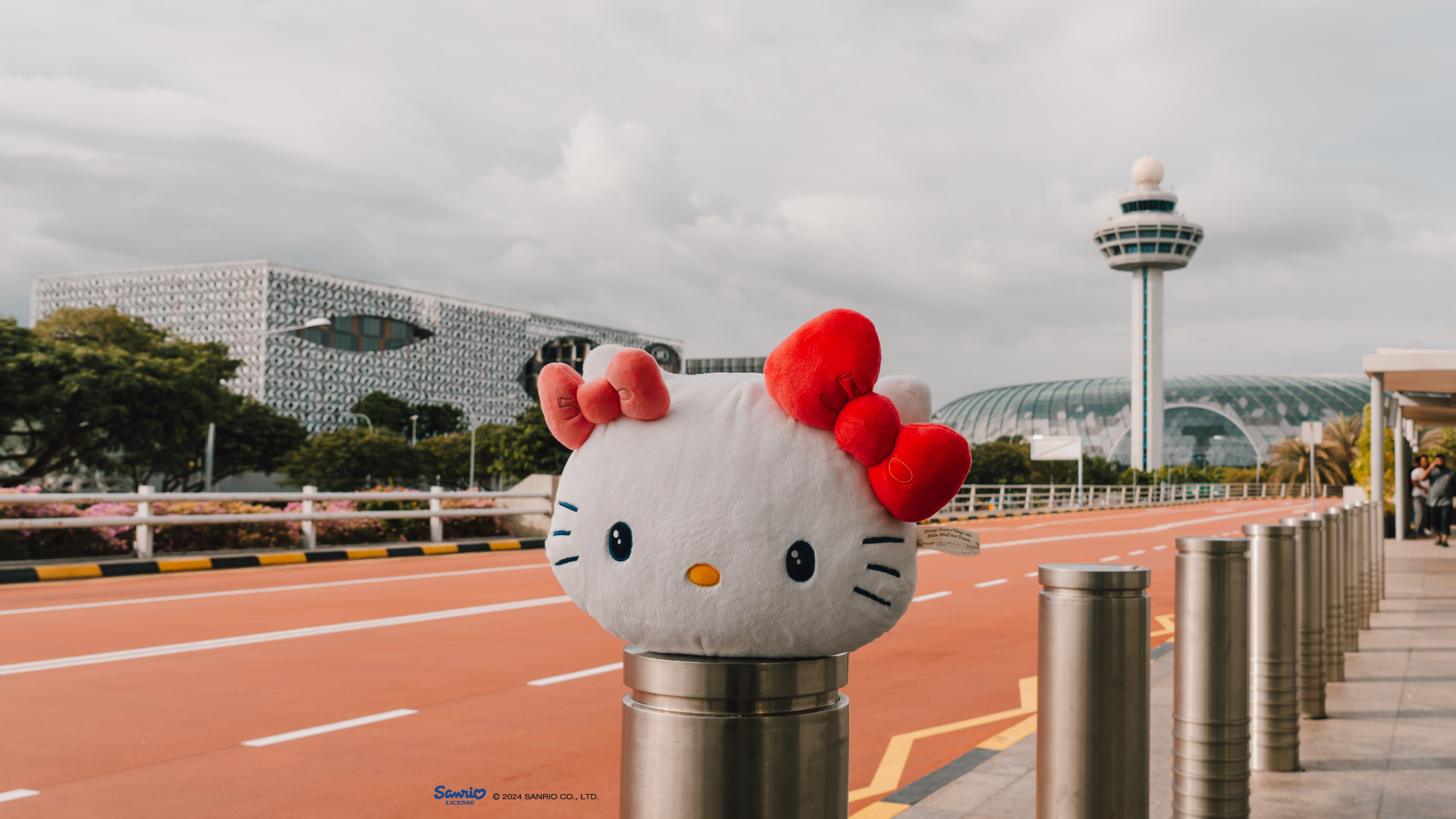 樟宜机场3号航站楼的路边旁放置Hello Kitty（凯蒂猫）暖手抱枕 